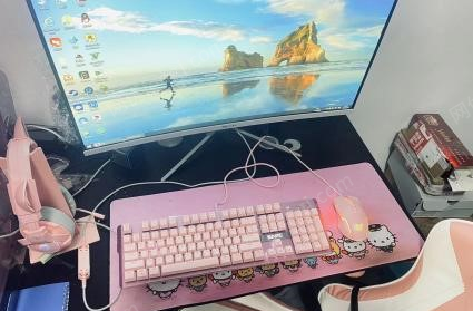 云南丽江i9级台式电脑出售，带电竞桌椅鼠标键盘耳机三件套，用了一个月不到