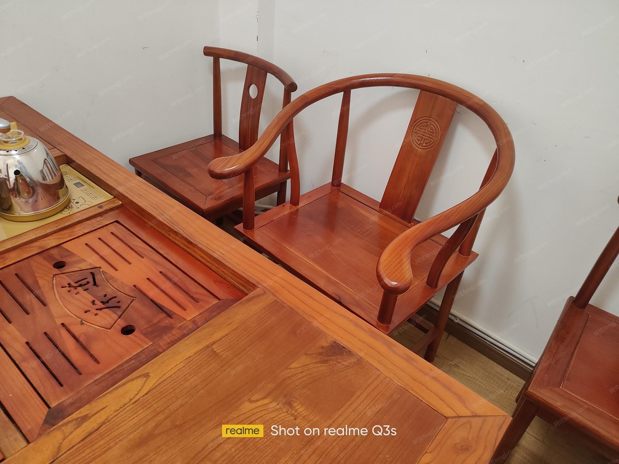崭新的宝鼎茶桌，木制家具，刚刚买来，还没有使用有四个月牙凳加一围椅出售