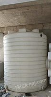出售不锈钢水箱4*2*3米   10吨塑料水桶3个