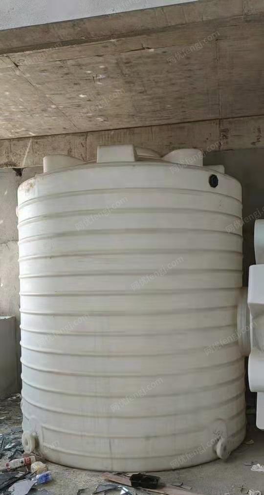 出售不锈钢水箱4*2*3米   10吨塑料水桶3个