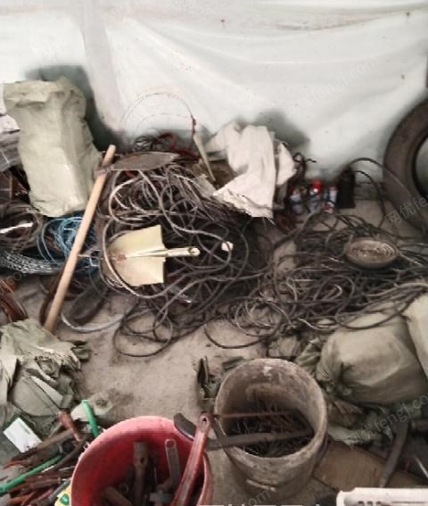 黑龙江鸡西因动迁,建材铁丝，小电缆等废品价出售