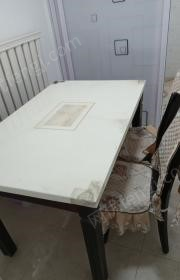 新疆哈密9成新大理石餐桌，还有两把凳子出售