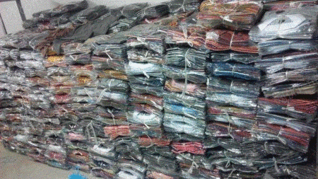 江蘇省南京市で大量に在庫衣料品を回収