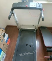 新疆乌鲁木齐出售家用跑步机9.9成新 ,跑了三四次