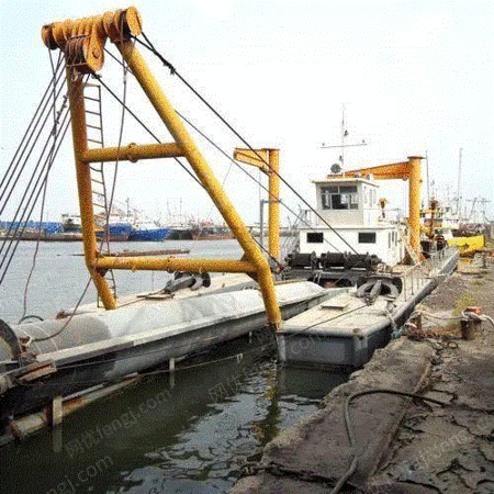 広東省で回収された中古採砂船の船舶解体