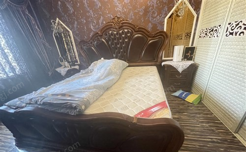 新疆巴音郭楞蒙古自治州长2米宽1.8米双人床出售