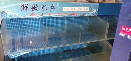 重庆沙坪坝区本人转行，3月份现做的渔缸，带恒温制冷设备九成新急出售
