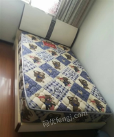 天津河西区出售单人床+配套床垫。床垫尺寸为1.2米×1.9米 