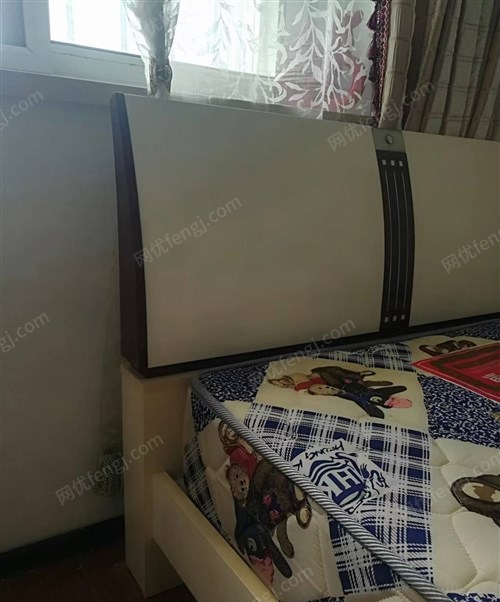 天津河西区出售单人床+配套床垫。床垫尺寸为1.2米×1.9米 