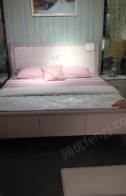 湖北襄阳全新1.8米大床出售，实体店购入质量很好。
