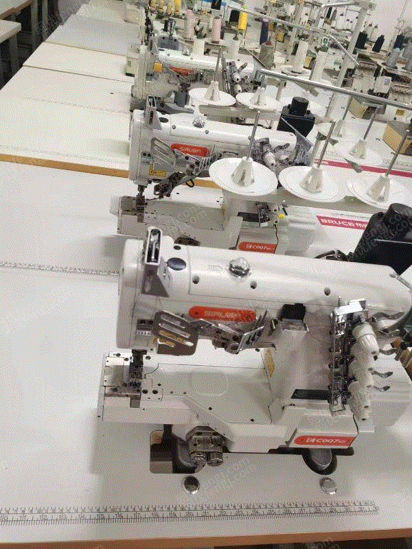 Guangdong handles second-hand direct-drive computer computer four-wire edging machine edging machine garment factory special industrial sewing machine for close copying