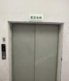 山东青岛转让两层客货两用电梯 高220cm，宽155cm，深240cm
