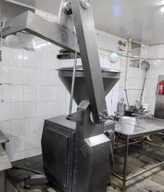 北京房山区转让一批二手食品加工设备，有真空滚揉机、片冰机、灌装机、真空包装机、熏炉等。