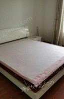 安徽亳州二手床出售，包含床垫，一个床头柜，价格面议