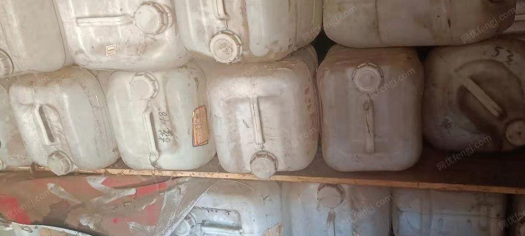 出售闲置一批50斤物流塑料酒桶，180斤酒缸等，放了一年