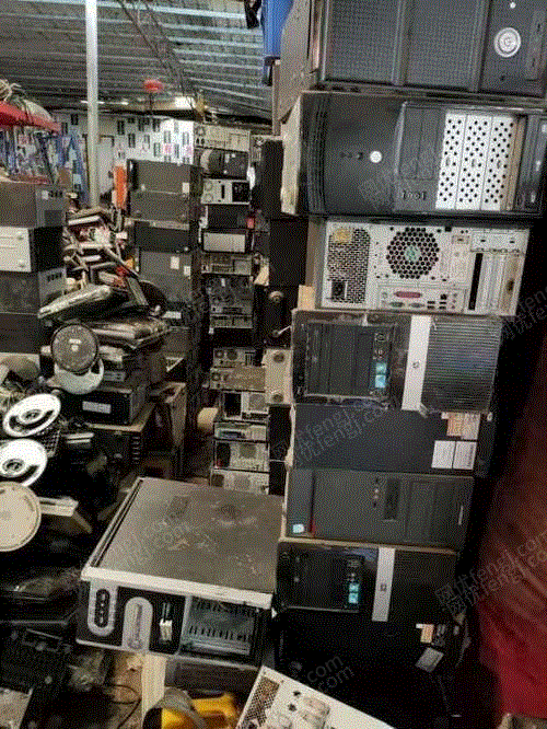 A large number of used computers were recycled in Changsha, Hunan Province