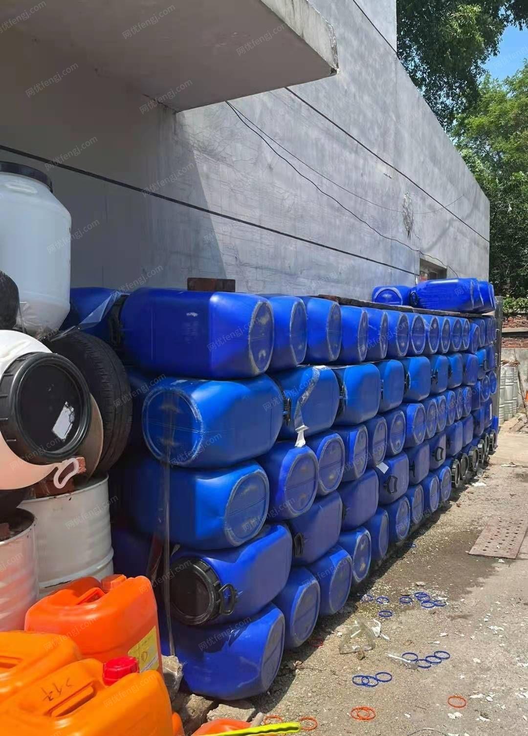 出售50kg的蓝桶和白桶，大约200个
