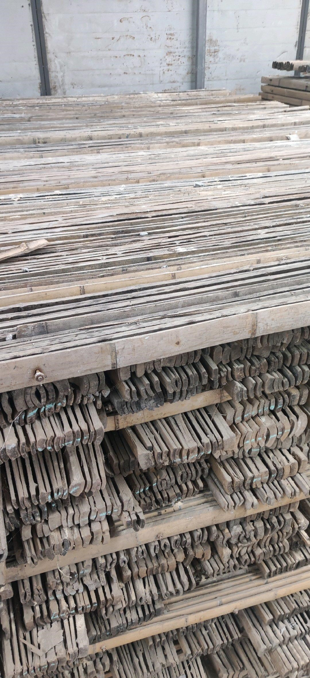 陕西西安低价出售七八成新旧竹架板！
