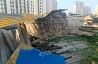 河北廊坊因工地搬迁，出售工地建材木方 大跳板 钢梁料台