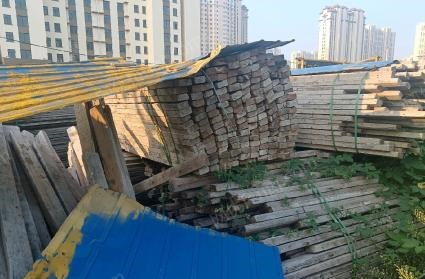 河北廊坊因工地搬迁，出售工地建材木方 大跳板 钢梁料台