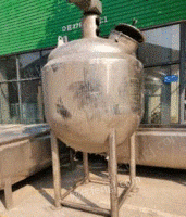 河南郑州出售保温搅拌罐一台，带挂壁。880升槽型搅拌机6台