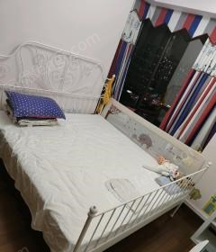 上海闵行区出售宜家1.8*2米8成新铁床,附爱舒席梦思床垫