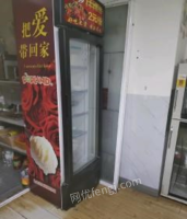 辽宁锦州因用不上了，八成新冰淇淋展示柜出售