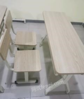 辽宁鞍山出售95新课桌椅，摆了几个月,需要的可以联系