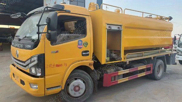 Just got home, a 20-year-old national six Dongfeng Dorica 8 +4 cleaning and sewage suction vehicle