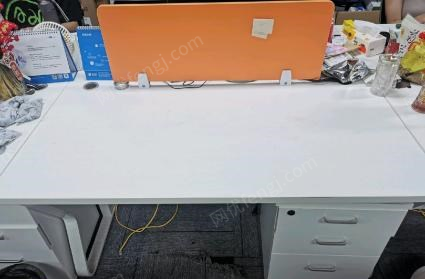 广东深圳由于办公区迁移，办公桌椅低价出售