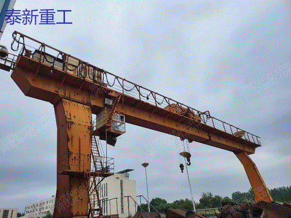 Sell second-hand L-shaped gantry crane 32/8 tons with a span of 30 +6 +4 at a low price