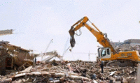 青島専門が家屋解体を請け負い、工場の建物が取り壊された