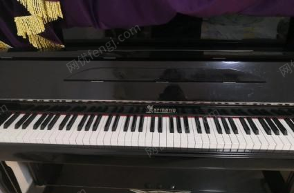 福建泉州很新的钢琴出售,买了10年，没弹几次