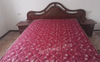 河南郑州个人二手床1.5米×2米，带床头柜和垫子出售