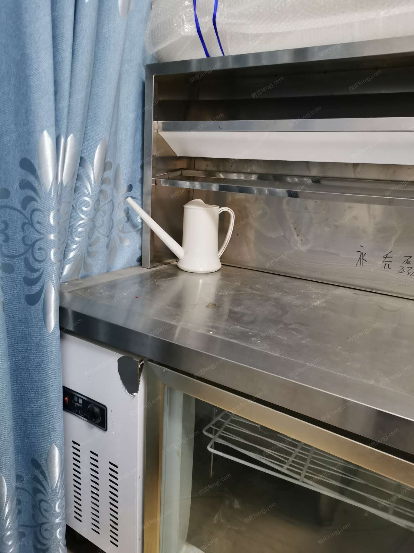 出售奶茶店机器设备一套，制冰机（80公斤）长70㎝，宽70㎝，高79㎝ 洗手台 长100㎝，宽70㎝，高79㎝ 平冷柜 长180㎝，宽70㎝，高79㎝ 茶桶架 长150㎝，高60㎝ 所有台面后背板高8