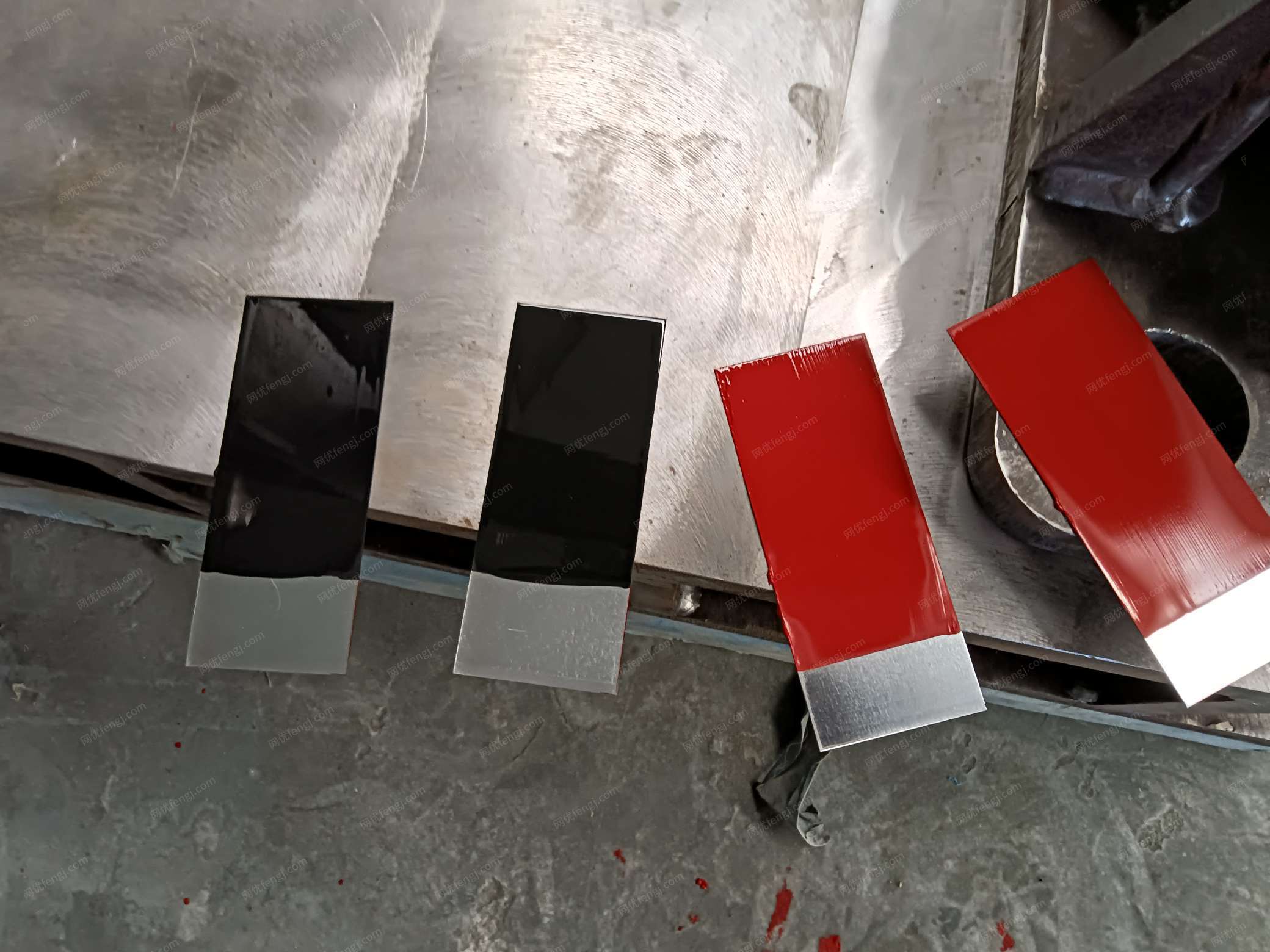出售铁红和黑色丙烯酸水性漆有7-8吨