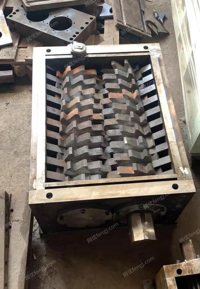 出售幾臺(tái)800~1600型撕碎機(jī) 二手塑料破碎機(jī)回收