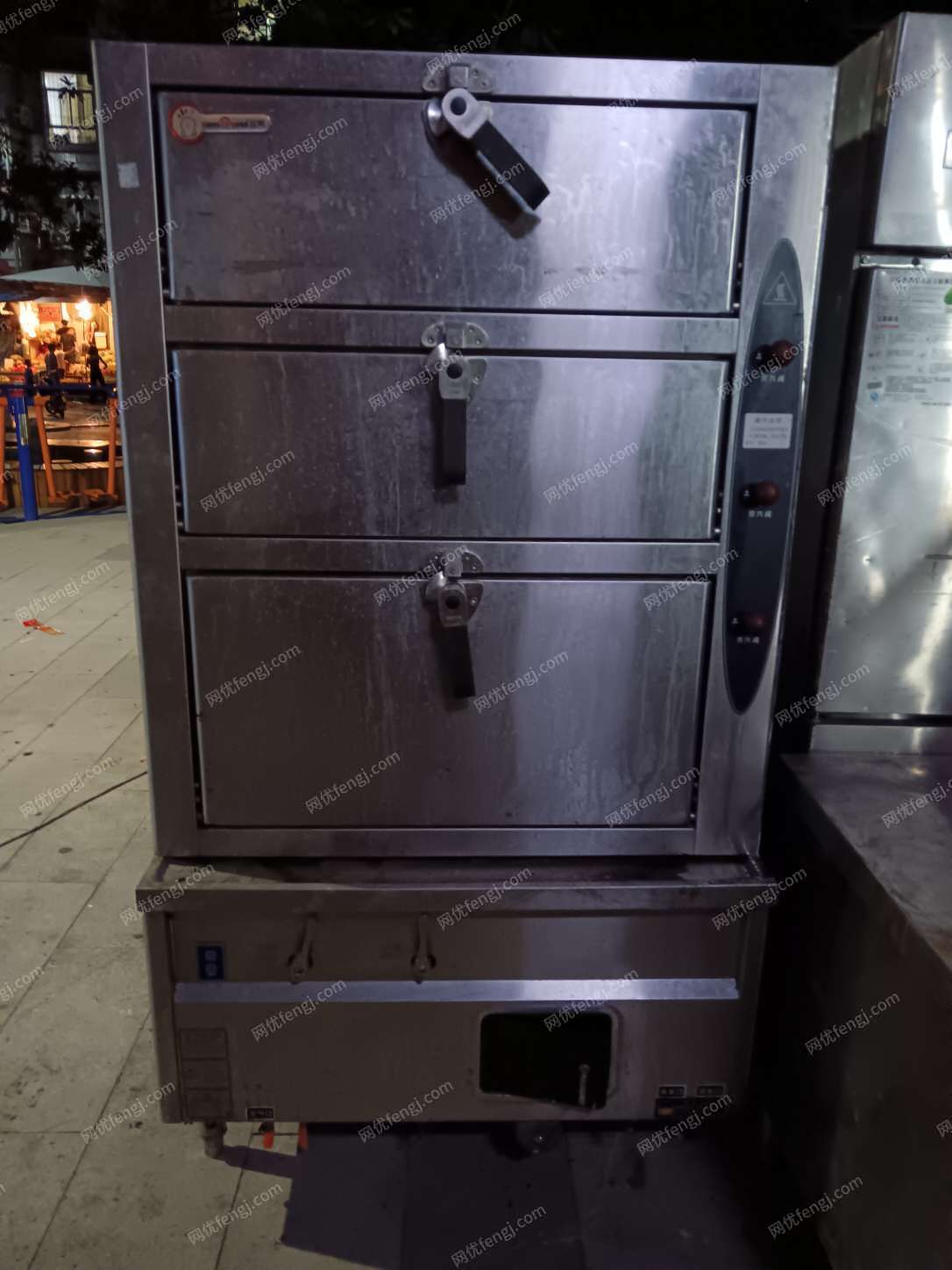 因门面拆迁，处理厨房电器， 蒸烤箱一个（三层 长1米，高1.8米，宽1米）， 四开门冰柜两个（长1.2米，高1.9米，宽0.7米， 两开门冰柜一个（长1.5米，高0.8米，宽0.8米）， 中间台柜两边