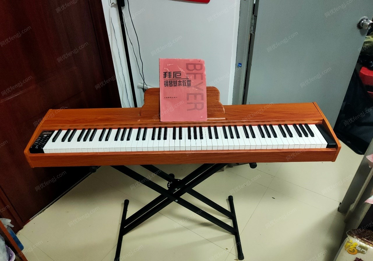 海南儋州便宜出售电钢琴，想要的请来电