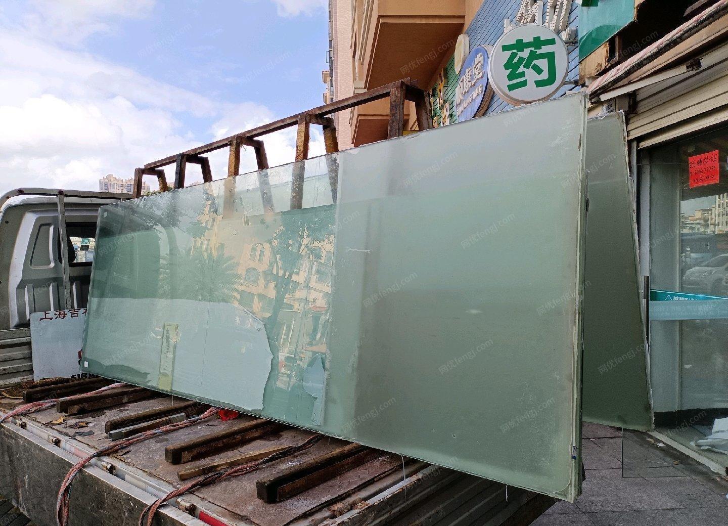 广东惠州钢化玻璃出售，规格303*103 厘米 12厘厚度