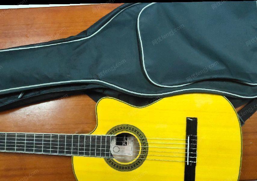 新疆阿克苏出售吉他，基本是新的，没怎么用过，放在家里碍事需要的可以联系