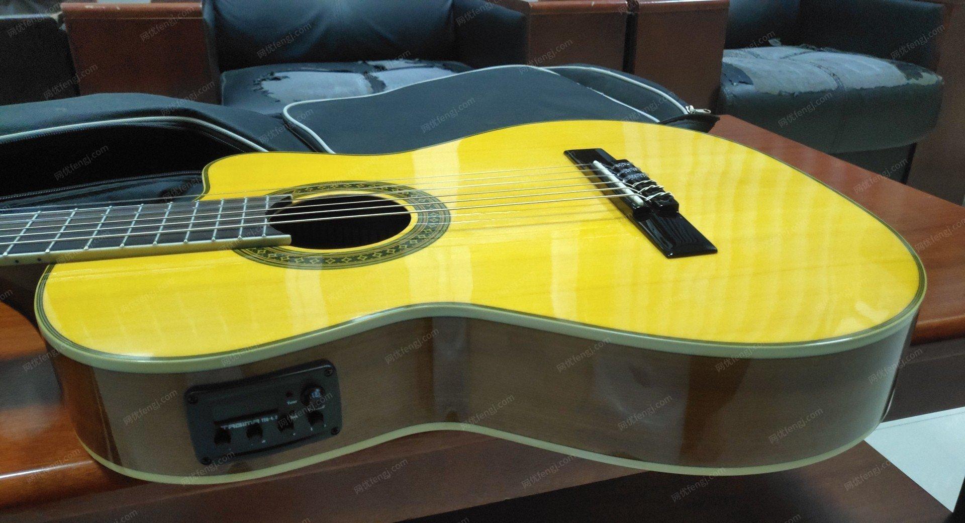 新疆阿克苏出售吉他，基本是新的，没怎么用过，放在家里碍事需要的可以联系
