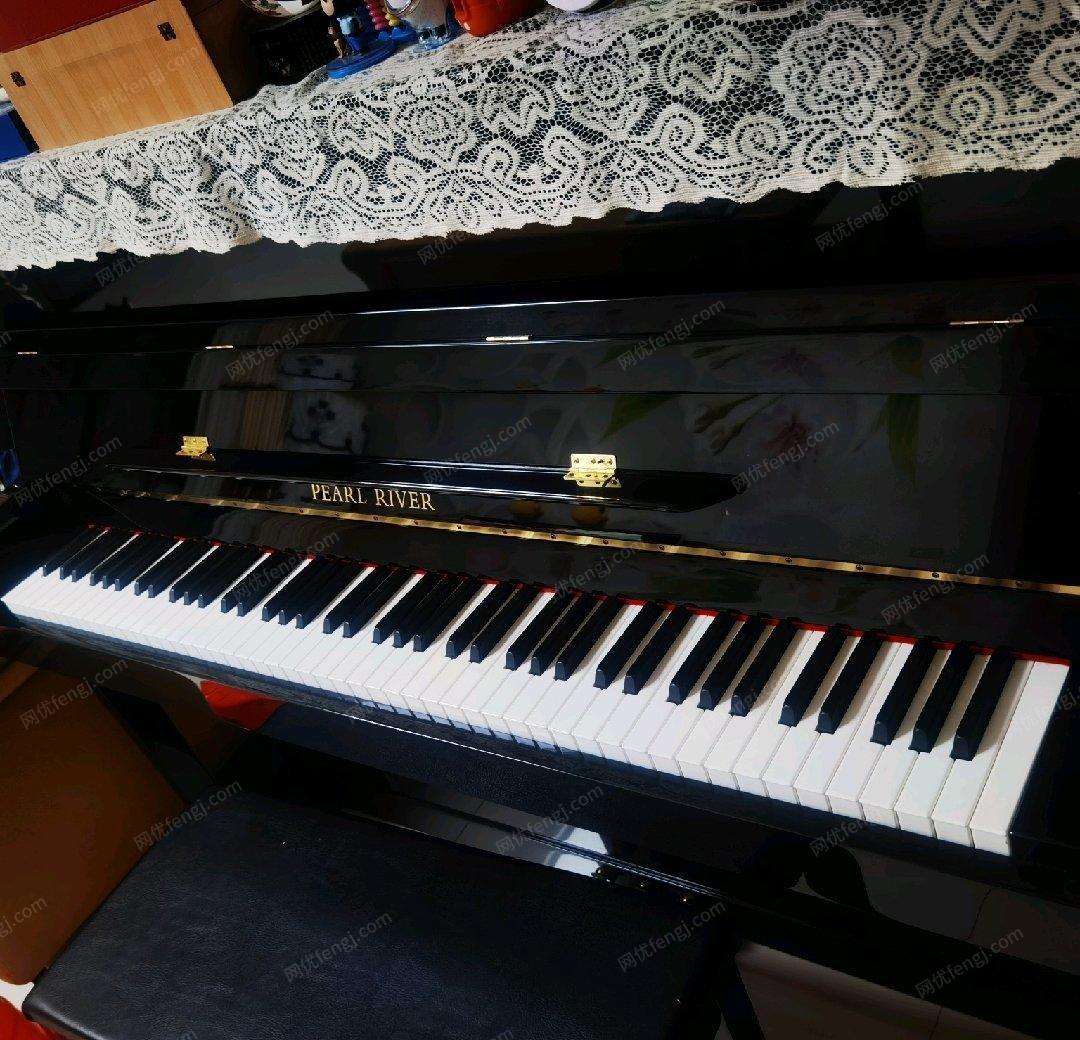 广西桂林因孩子住校没空练，出售珠江钢琴，95成新