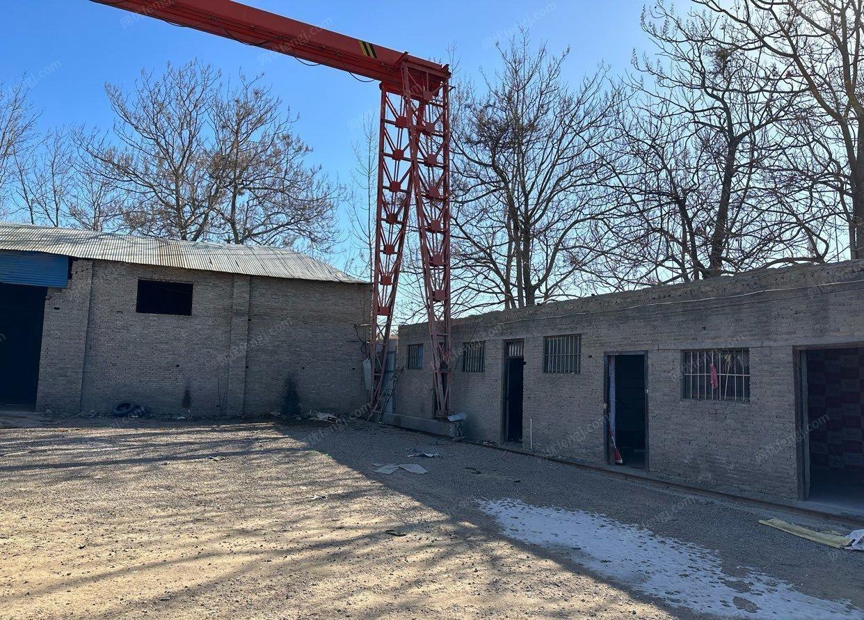 河南郑州因厂区搬迁，使用不上。出售室外龙门吊，20米跨度，10米高，5吨吊，