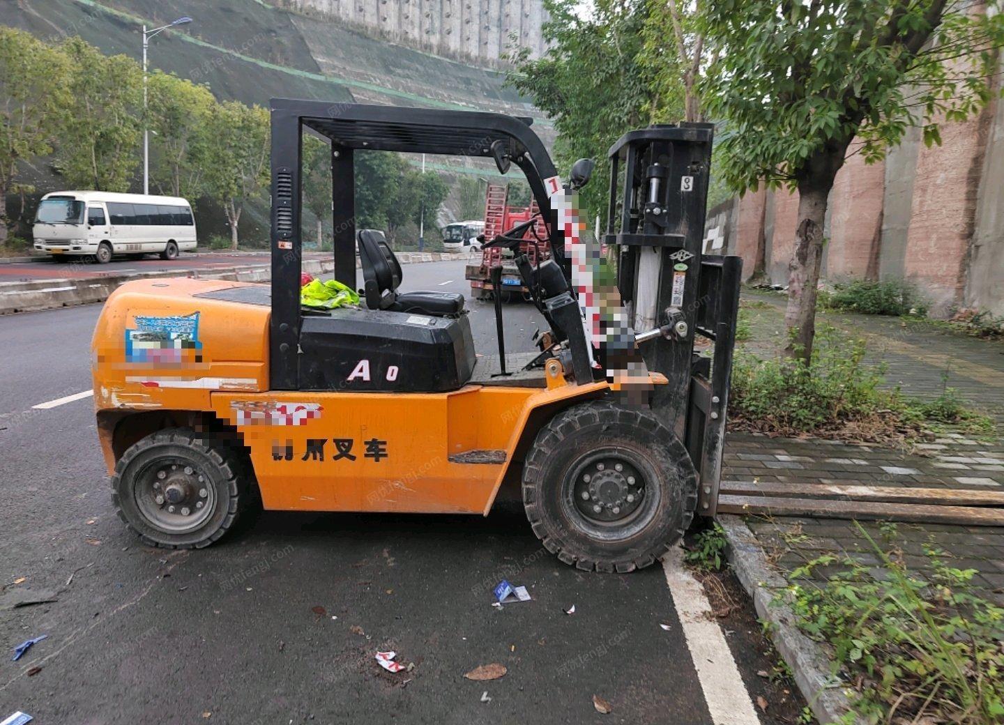 重庆南岸区因业务不景气，低价出售自用5吨杭叉，一年不到的新车