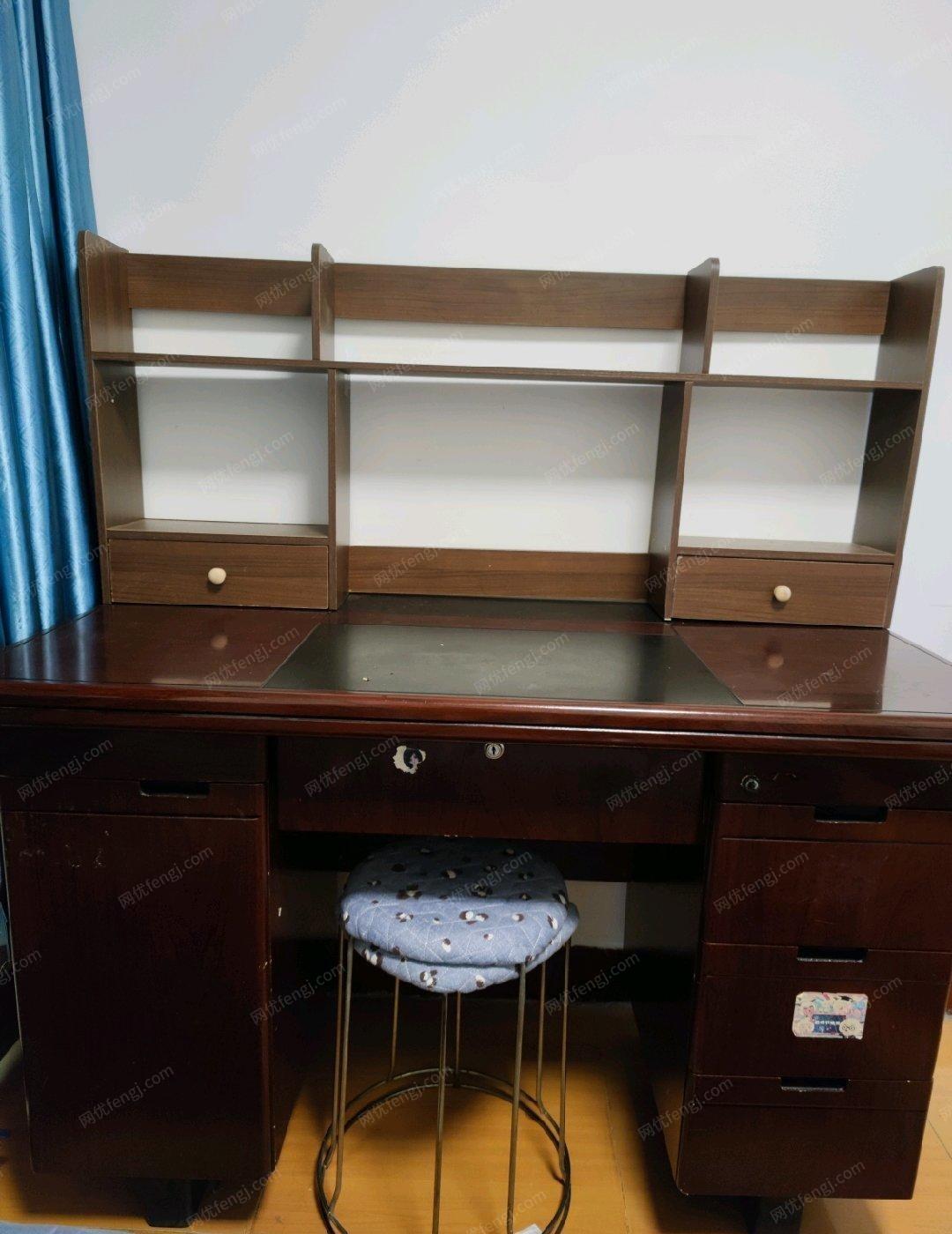 青海西宁自己家用书桌，现低价出售，价格可刀