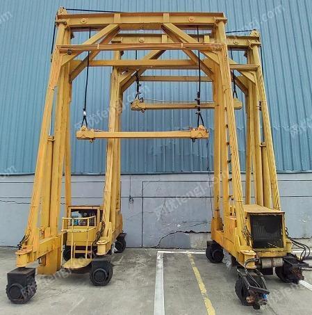 门架集装箱起重机吊机转让，额定起重量20吨，配置浙江新柴发动机