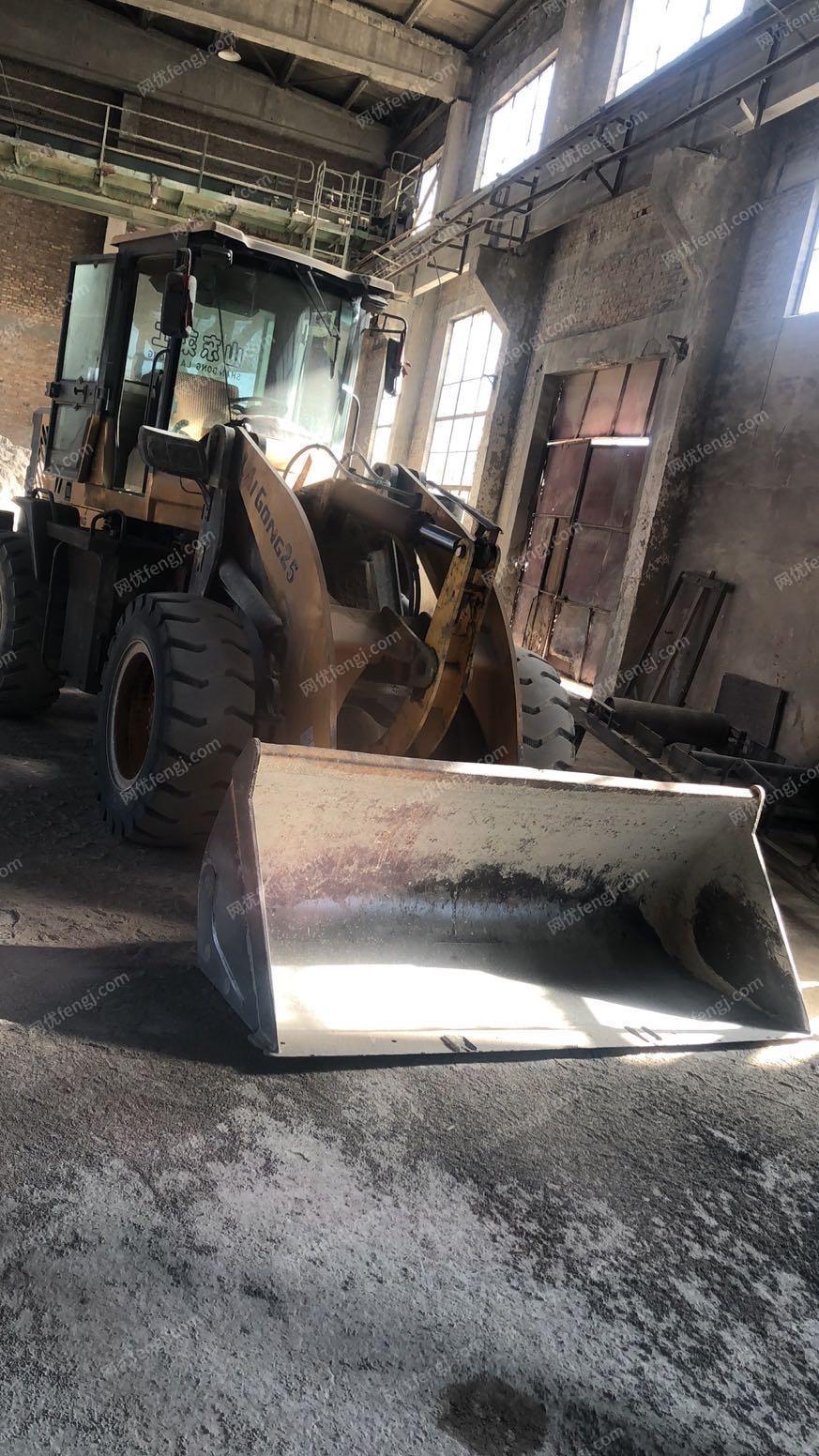 水泥砖厂处理山东莱工25铲车，可供1000多平米空气能，粉碎机各1台，看货议价，详见图