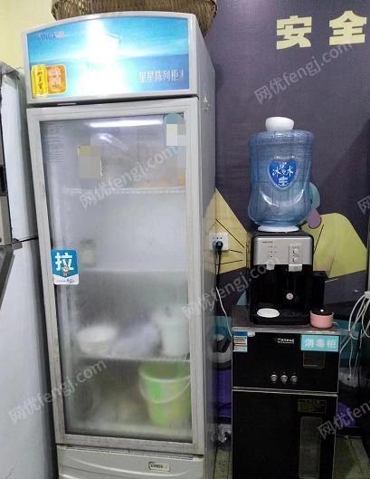 出售一套设备，有制冰机，碎冰机，电炸锅，冰柜，展示柜等