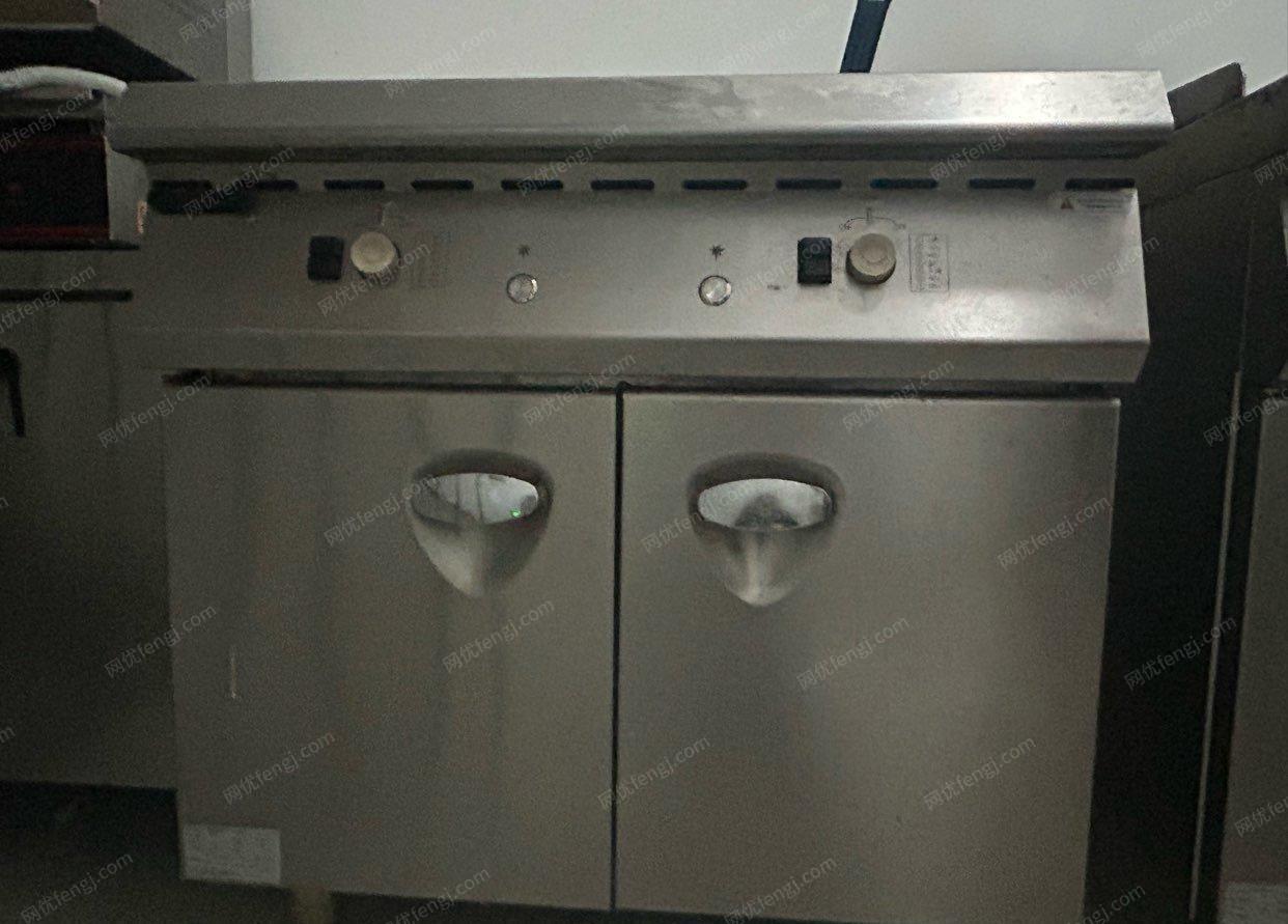 河北秦皇岛饭店厨房设备出售，7成新埃菲科燃气扒炉连柜一台，可正常使用型号XKE-ROP-900 SRBT15-XROP9007成新双缸炸炉连柜座一台，可正常使用型号HE-ROZ-900商用柜式冰箱一台